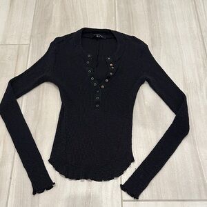 Olivaceous Black Ribbed Long-Sleeve Henley Top - Women's medium